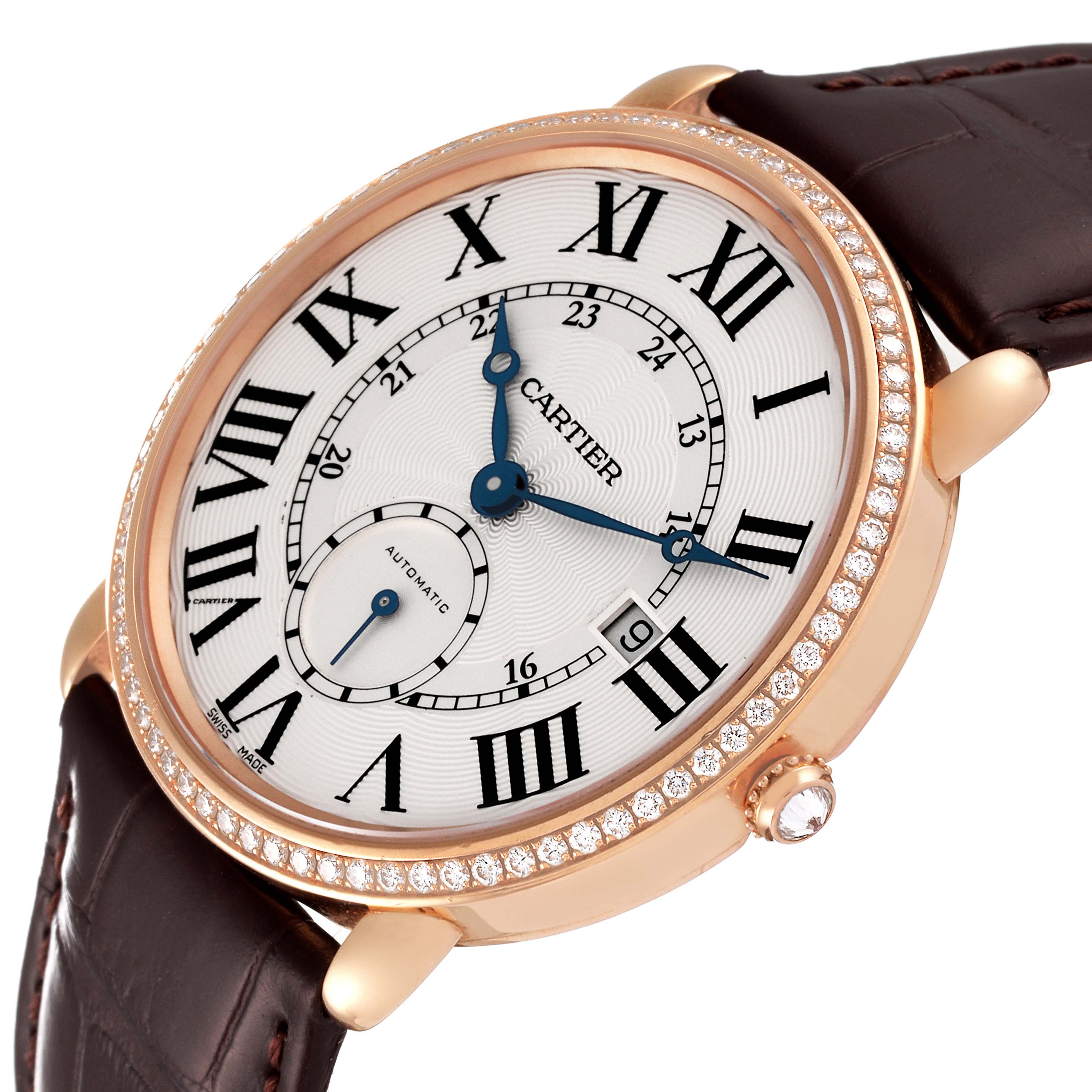 The image shows a close-up, tilted angle of a Cartier Ronde WR007017 Men
s Rose Gold Silver Dial WR007017 Men
s Rose Gold Silver Dial watch, highlighting its face, bezel, crown, and leather strap.