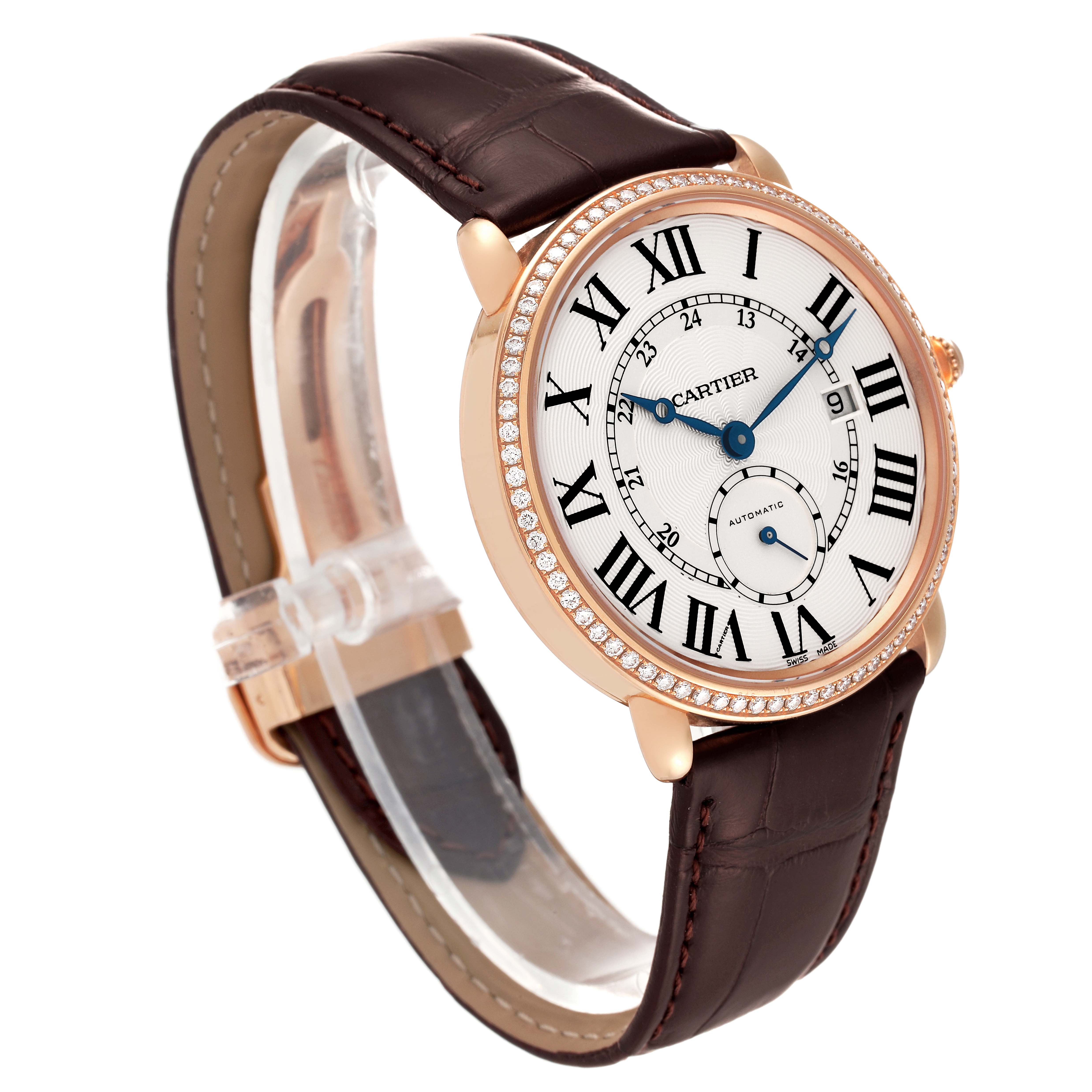 This image displays a Cartier Ronde WR007017 Men
s Rose Gold Silver Dial WR007017 Men
s Rose Gold Silver Dial watch at a three-quarter angle, showcasing its face, bezel, and leather strap.