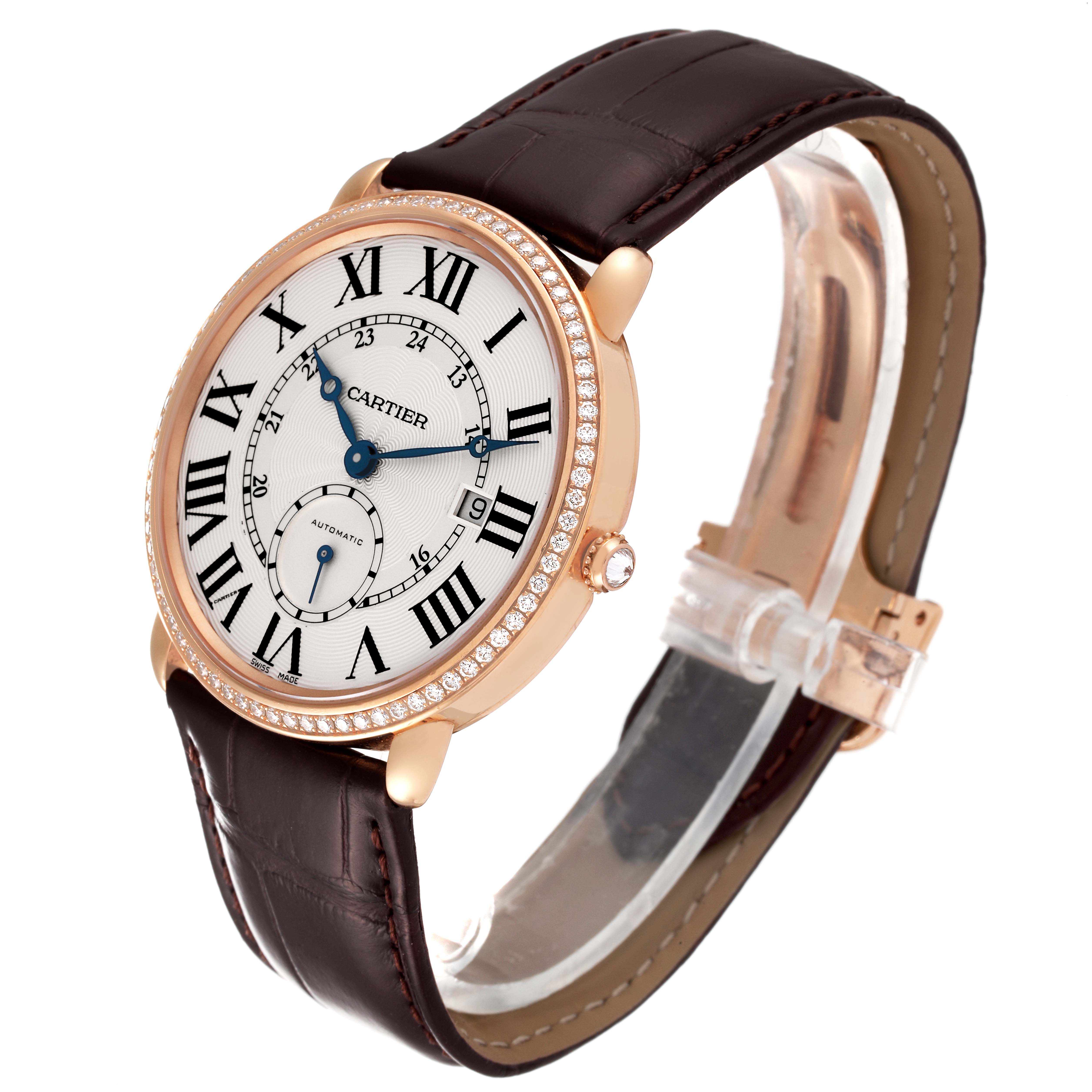 This Cartier Ronde WR007017 Men
s Rose Gold Silver Dial WR007017 Men
s Rose Gold Silver Dial model watch is shown at a slight angle, displaying the face, bezel, and leather strap.