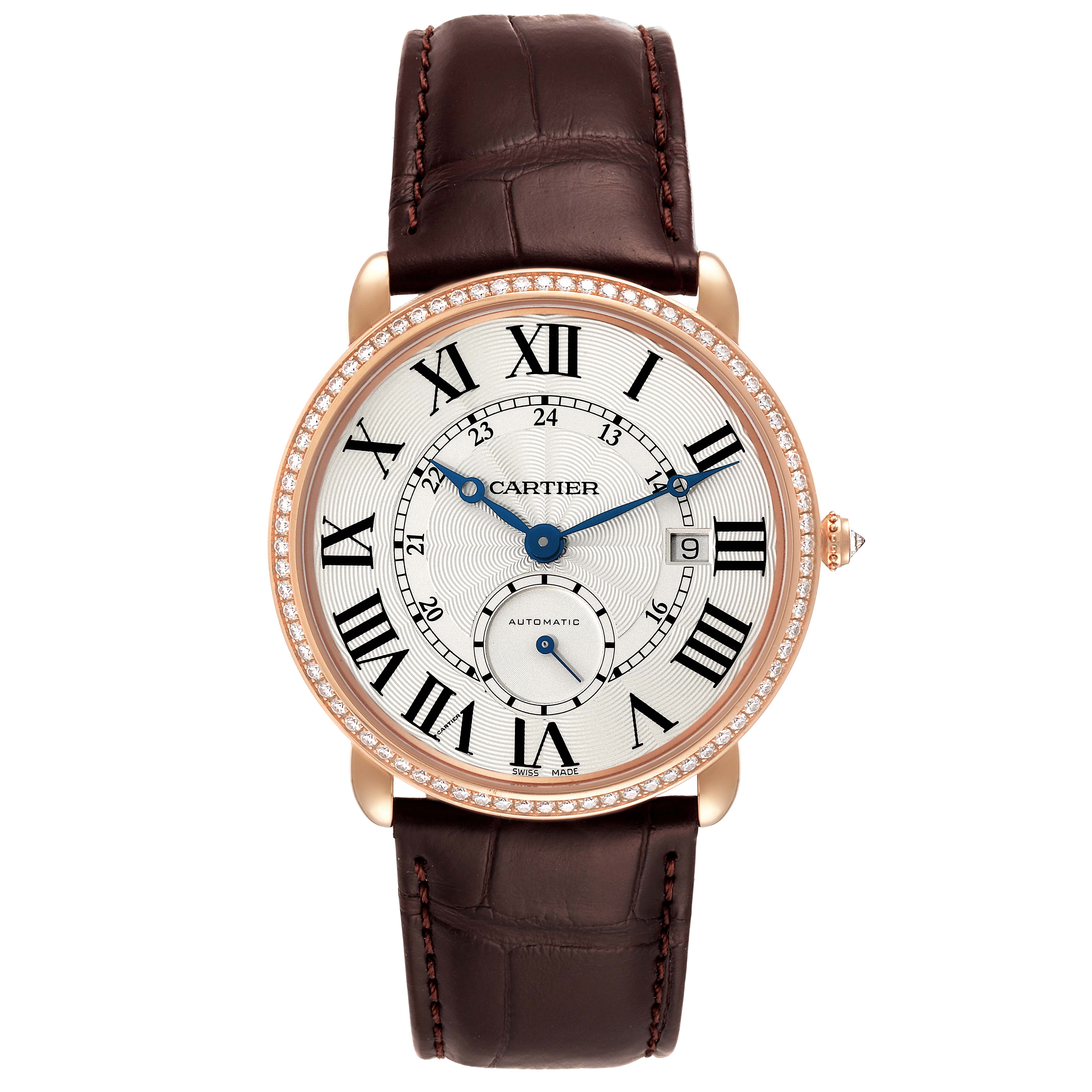 The image shows a Cartier Ronde WR007017 Men
s Rose Gold Silver Dial WR007017 Men
s Rose Gold Silver Dial model watch from a front angle, highlighting the dial, bezel, and brown leather strap.