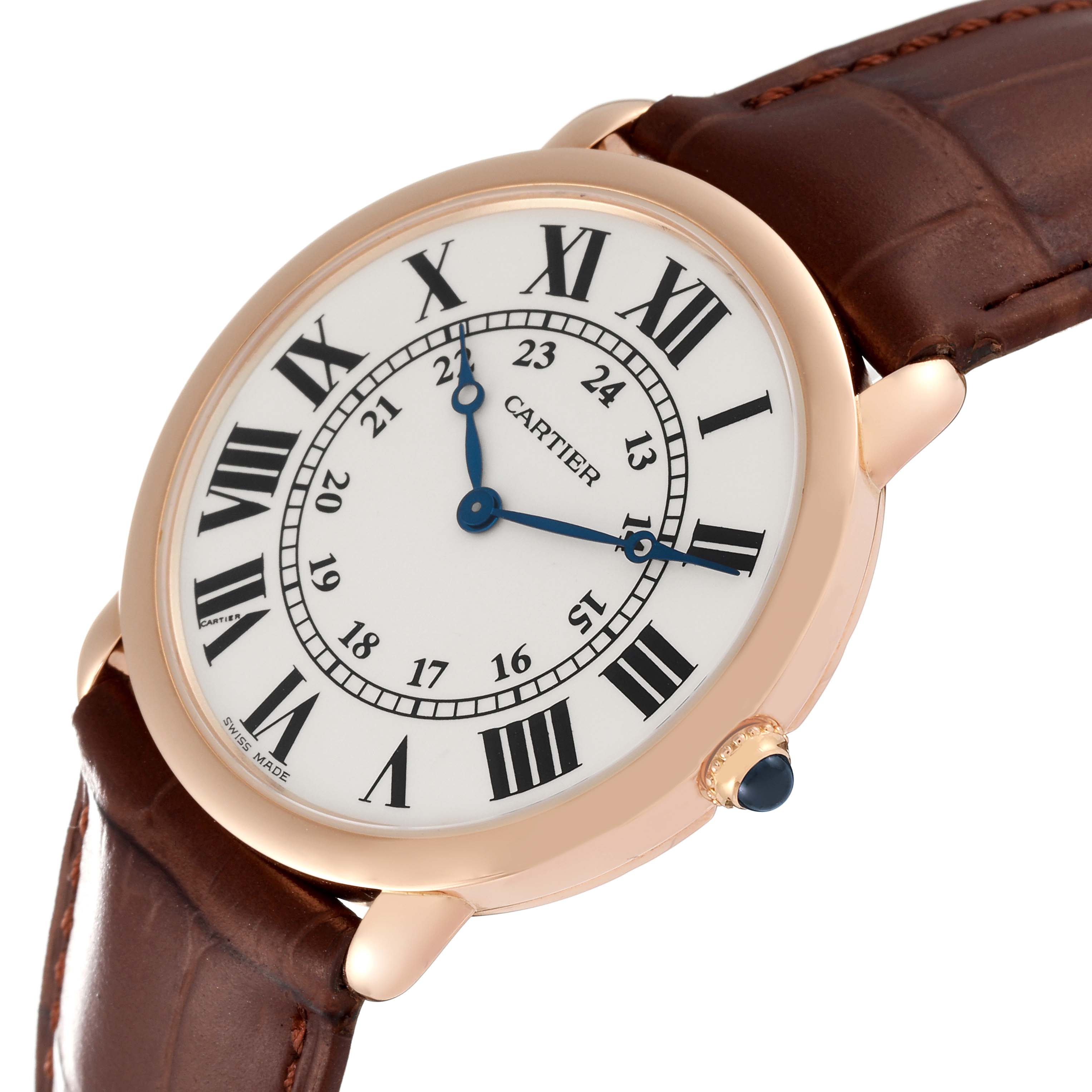 The image shows a Cartier Ronde W6800251 Men's Rose Gold Silver Dial W6800251 Men's Rose Gold Silver Dial watch at an angle highlighting its face, Roman numerals, leather strap, and crown.