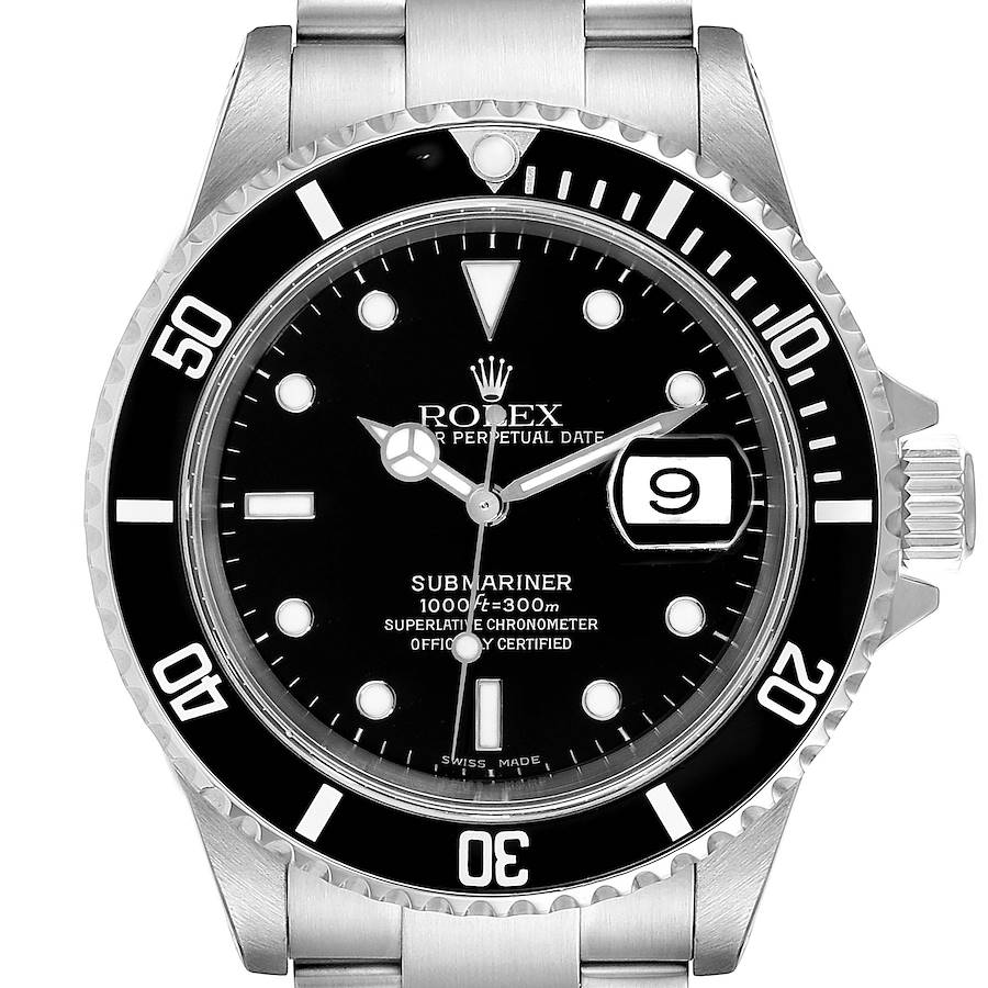 The image shows a front view of the Rolex Submariner watch, detailing its black dial, bezel, and date window.