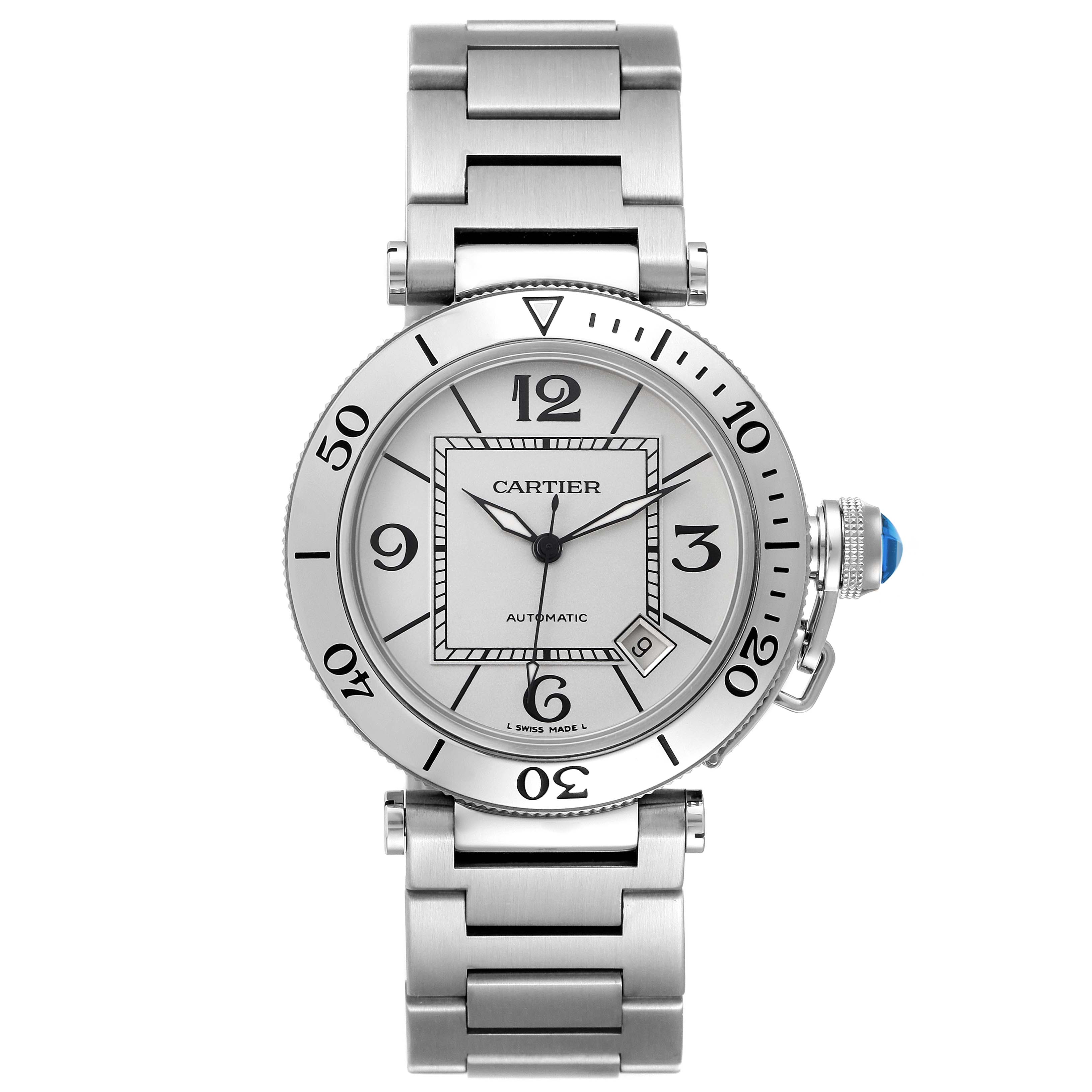 The image shows a frontal view of the Calibre de Cartier watch by Cartier, displaying the dial, bezel, bracelet, and crown.