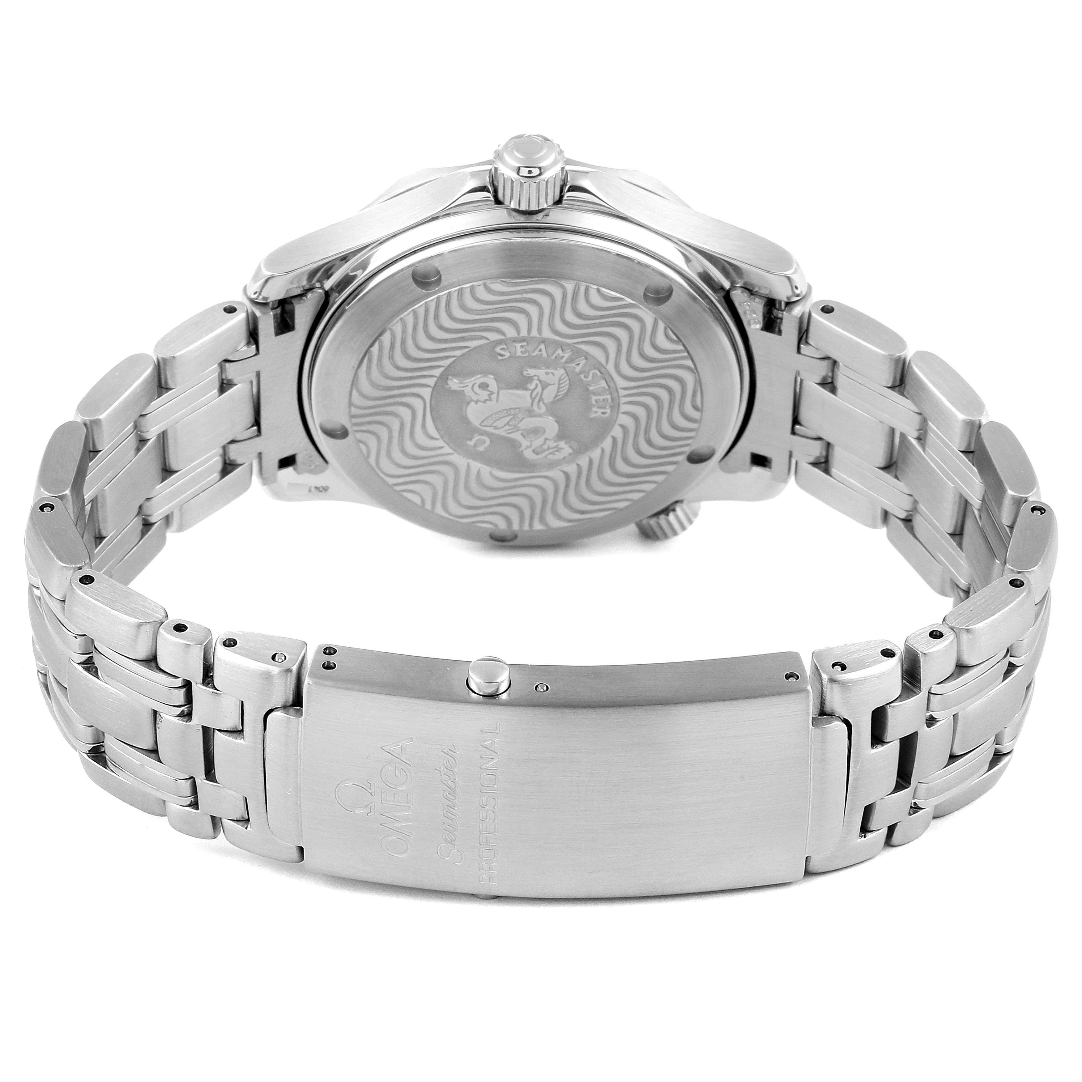 This image shows the back and clasp of an Omega Seamaster 2551.80.00 Men
s Stainless Steel Blue Dial 2551.80.00 Men
s Stainless Steel Blue Dial watch, highlighting the case back design and the bracelet.