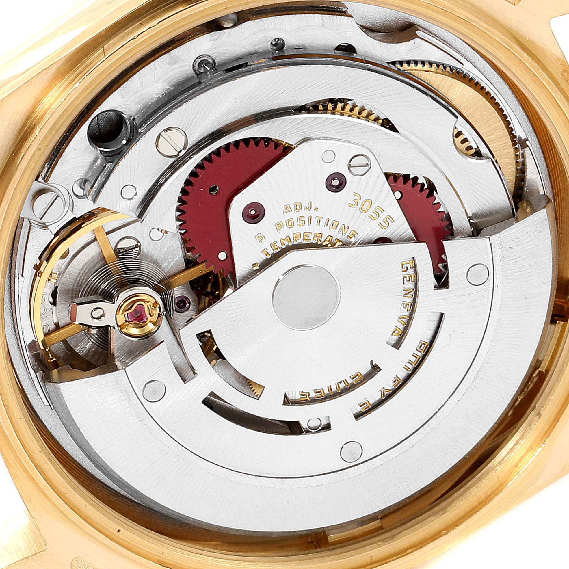 This image shows an internal view of the Rolex President 18078 Men
s Yellow Gold Black Dial 18078 Men
s Yellow Gold Black Dial model watch, focusing on its intricate movement and gear mechanisms.