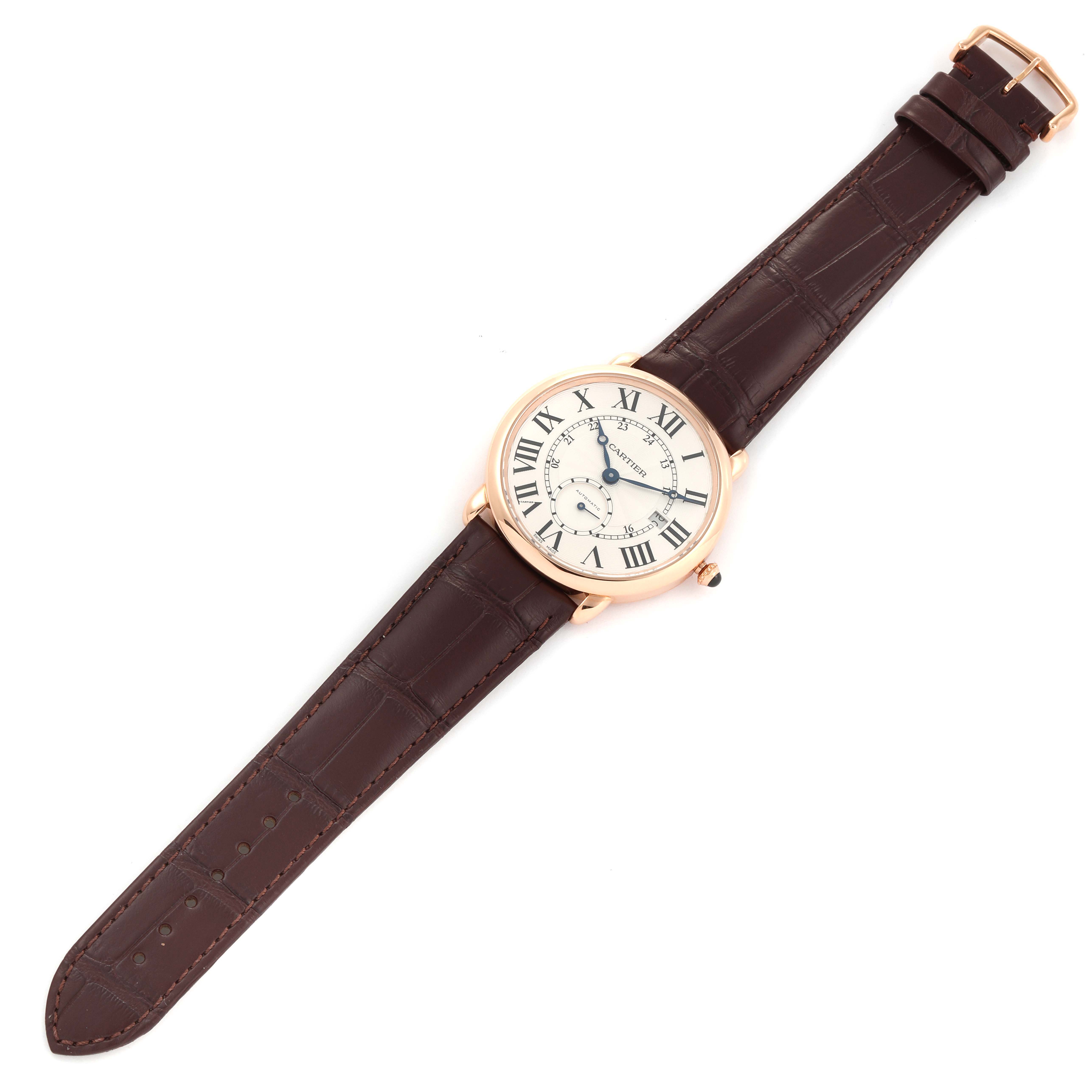The Cartier Ronde W6801005 Men
s Rose Gold Silver Dial W6801005 Men
s Rose Gold Silver Dial watch is shown from a top-down angle, featuring its face, case, and brown leather strap.