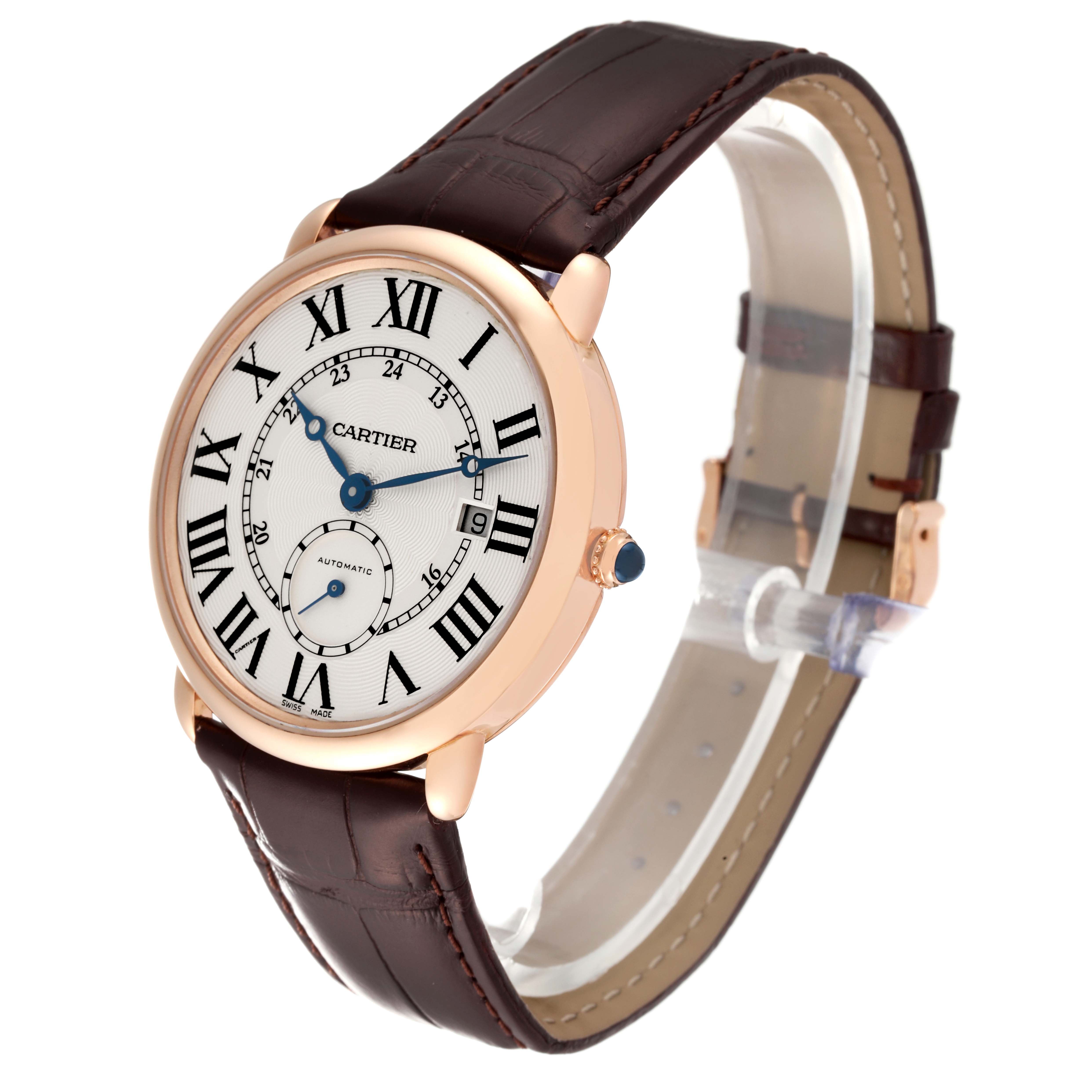 This image shows a Cartier Ronde W6801005 Men
s Rose Gold Silver Dial W6801005 Men
s Rose Gold Silver Dial watch at a front-angle highlighting its brown leather strap and rose gold case.
