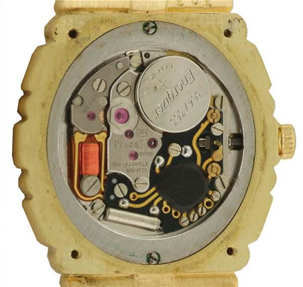 This image shows the inner mechanics and battery compartment of a Piaget 861C701 Women
s Yellow Gold Champagne Dial 861C701 Women
s Yellow Gold Champagne Dial Polo 861C701 Ladies 18k Gold Diamonds watch from a back angle.