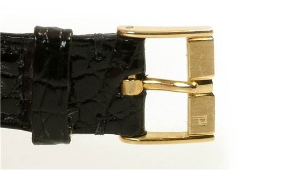 The image shows the buckle and the end of the strap of the Piaget 8673 Men's Yellow Gold Champagne Dial 8673 Men's Yellow Gold Champagne Dial Mens 18k Yellow Gold Polo 8673 Unworn Watch, viewed from the side.