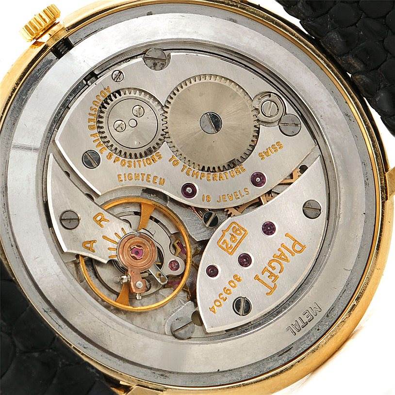This image shows the back of the Piaget 9025 Men's Yellow Gold White Dial 9025 Men's Yellow Gold White Dial 18K Yellow Gold Mechanical Men's Watch 9025, revealing its inner mechanical components.