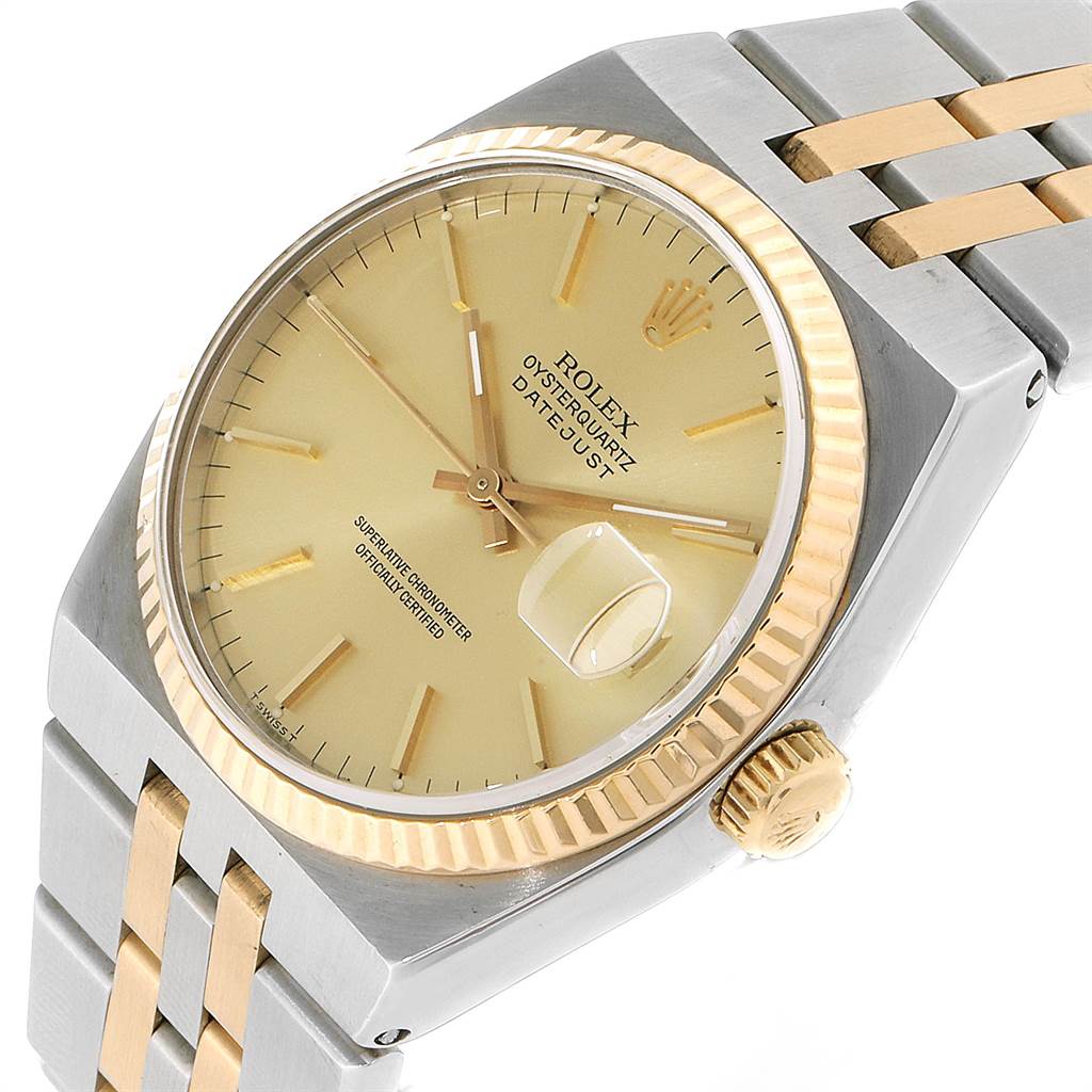 The image shows a close-up of the Rolex Oysterquartz 17013 Men
s Stainless Steel Champagne Dial 17013 Men
s Stainless Steel Champagne Dial watch, highlighting its dial, crown, and bracelet from an angle.