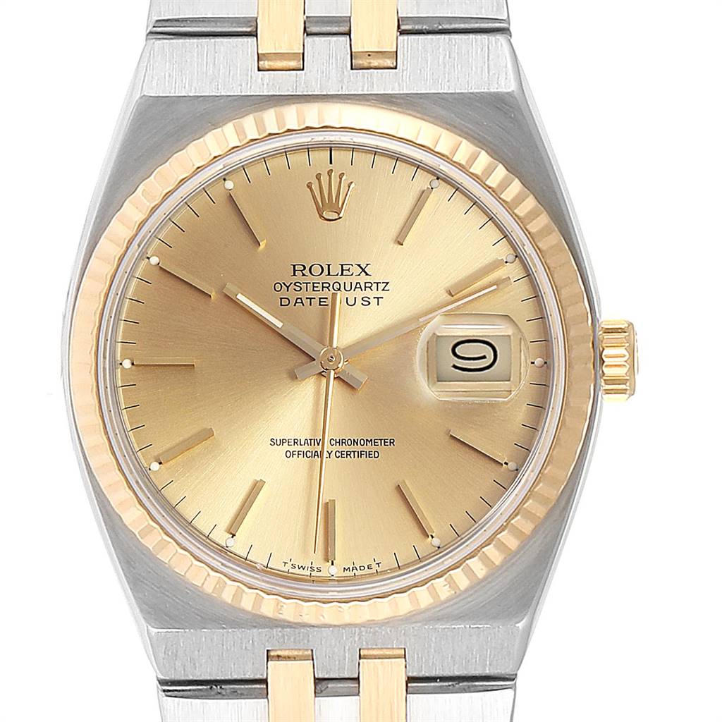 This image shows a Rolex Oysterquartz 17013 Men
s Stainless Steel Champagne Dial 17013 Men
s Stainless Steel Champagne Dial watch, featuring a gold and silver bezel, crown, and a date display magnified at 3 o
clock.