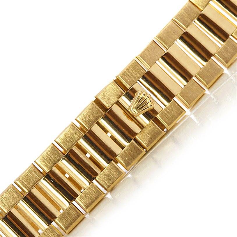 This image shows a close-up of the gold bracelet of the Rolex Oysterquartz 19018 Men
s Yellow Gold Champagne Dial 19018 Men
s Yellow Gold Champagne Dial watch, featuring the iconic crown logo.