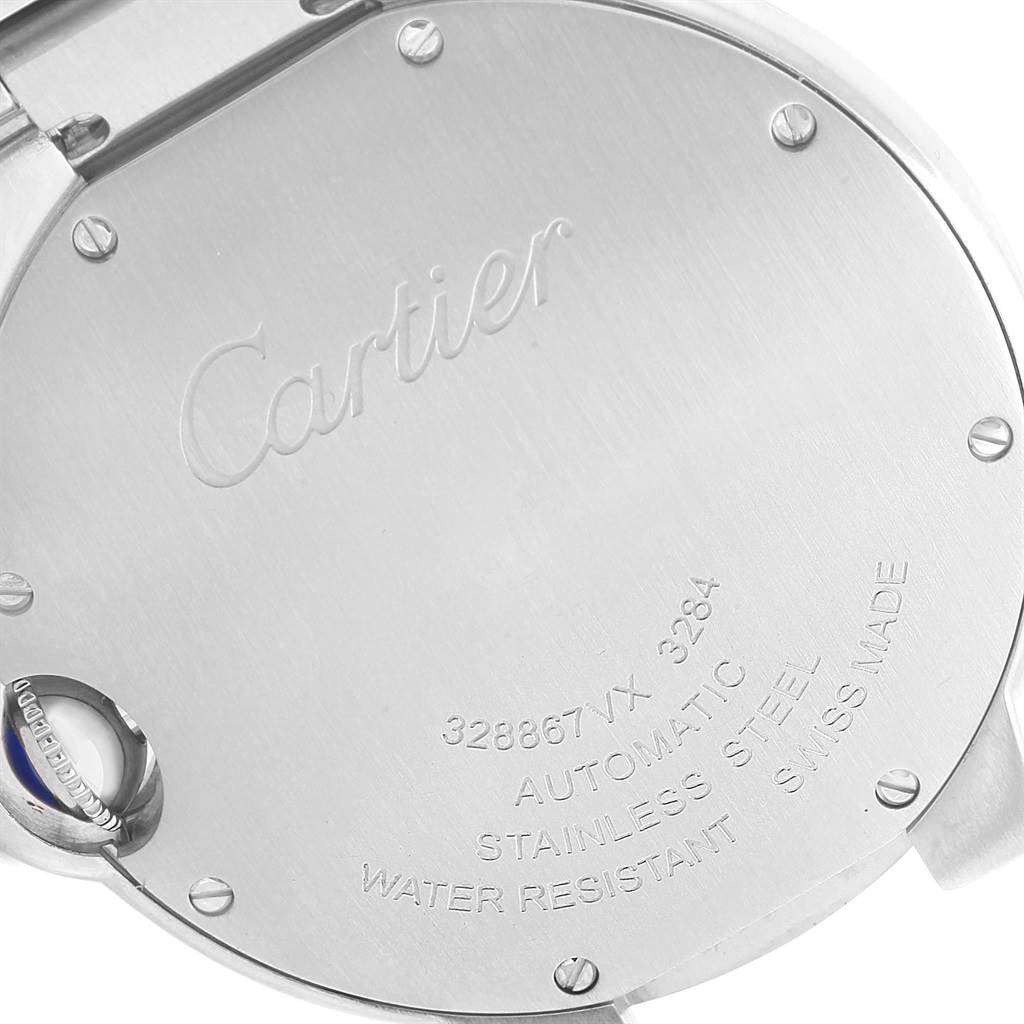 The image shows the back case of a Ballon Bleu model by Cartier, featuring the brand
s engraved logo and specifications.