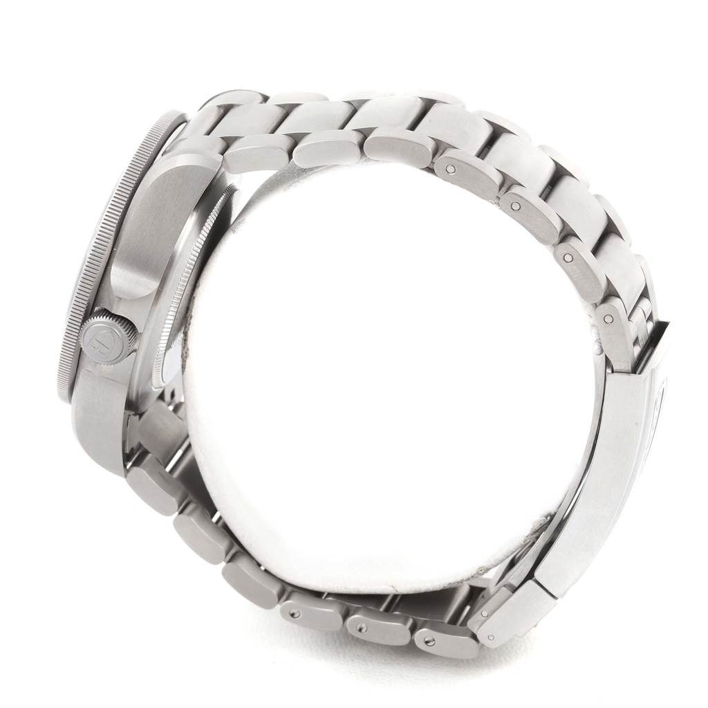 This side-angle view of the Tudor Pelagos 25500TN Men
s Titanium Black Dial 25500TN Men
s Titanium Black Dial watch shows the bracelet, crown, bezel, and clasp.