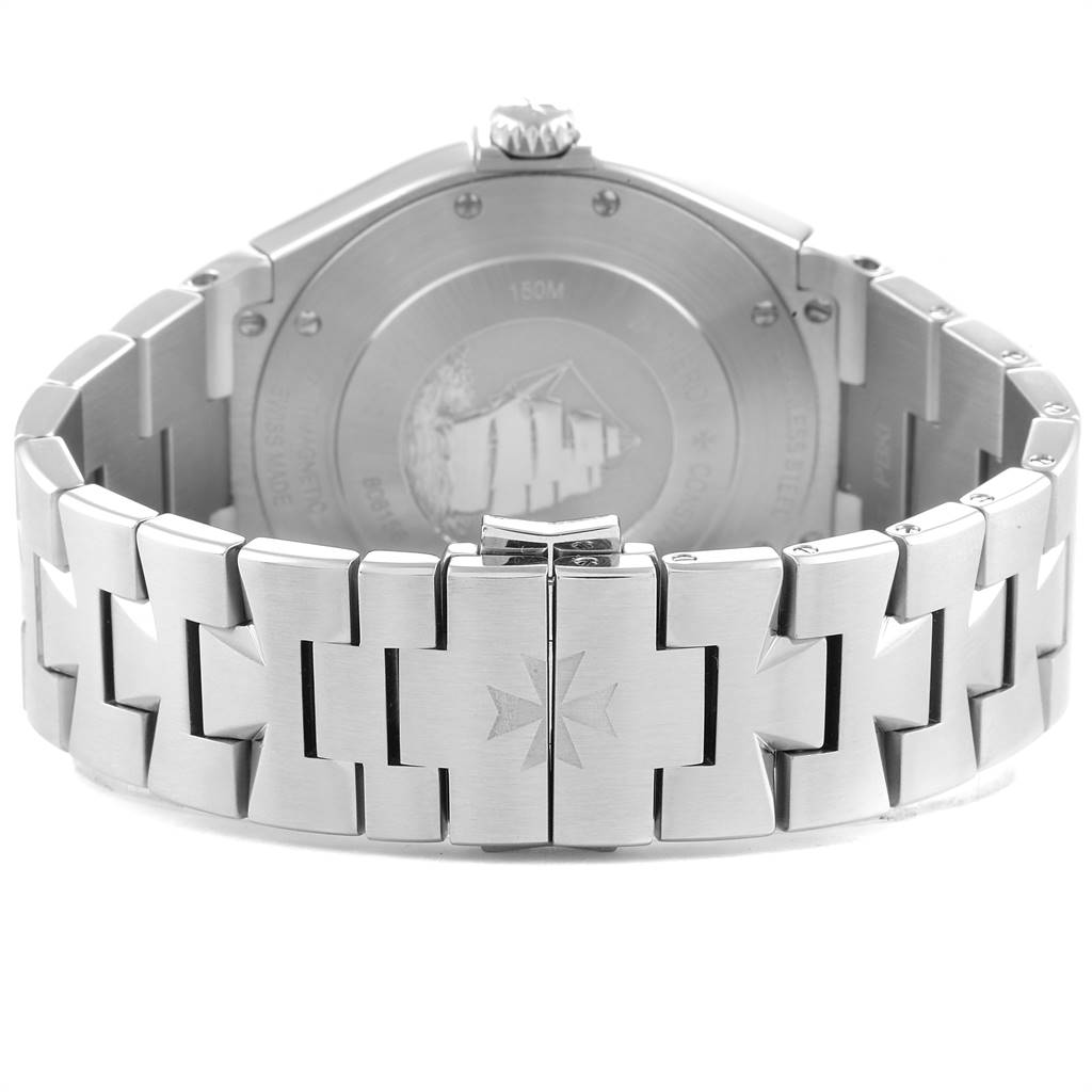 This image shows the back view of a Vacheron Constantin Overseas 47040/B01A-9094 Men
s Stainless Steel Black Dial 47040/B01A-9094 Men
s Stainless Steel Black Dial watch, highlighting its bracelet and clasp.