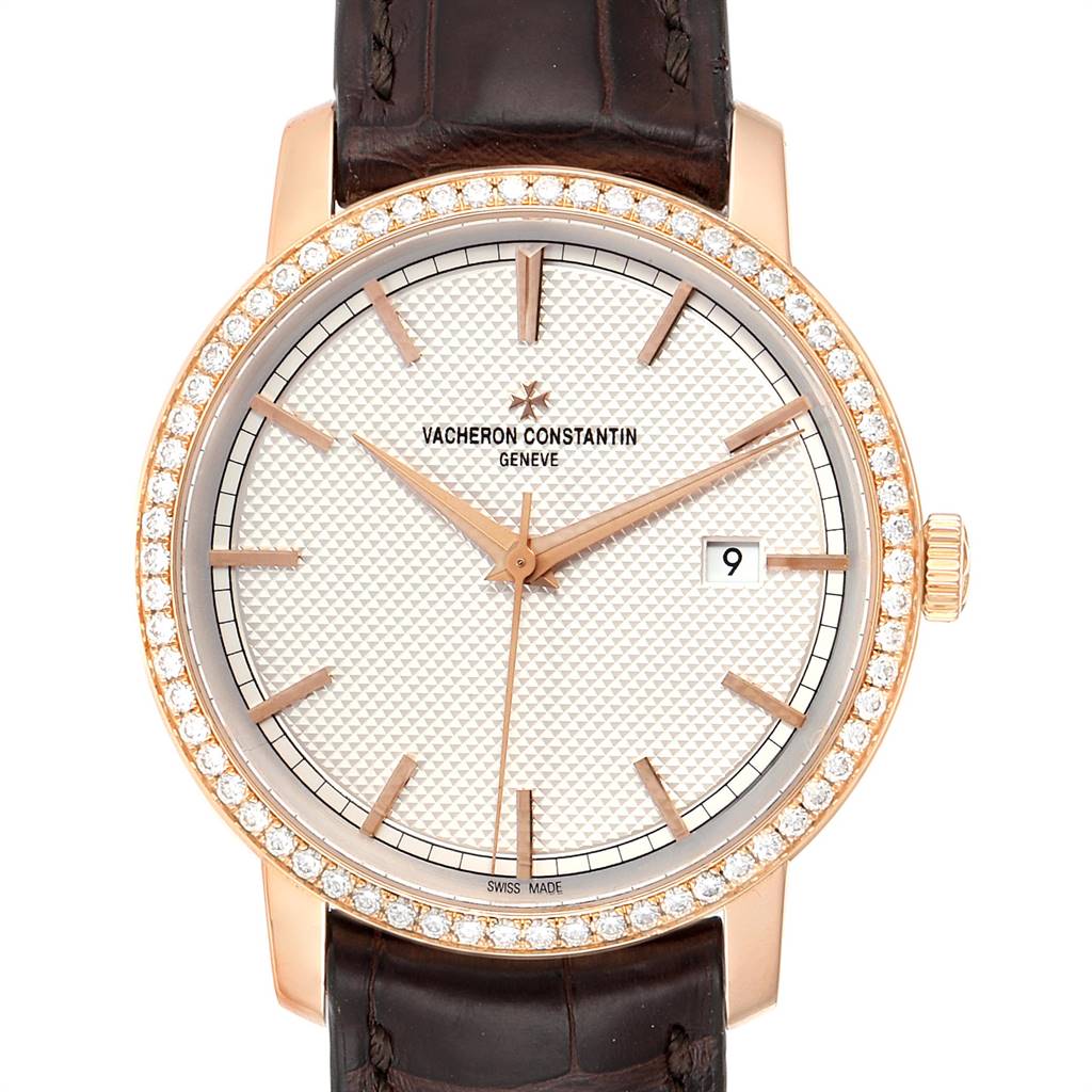 The image shows a front view of the Vacheron Constantin Traditionnelle 85520/000R-9850 Men
s Rose Gold Pink Dial 85520/000R-9850 Men
s Rose Gold Pink Dial watch, highlighting its face, bezel, and leather strap.