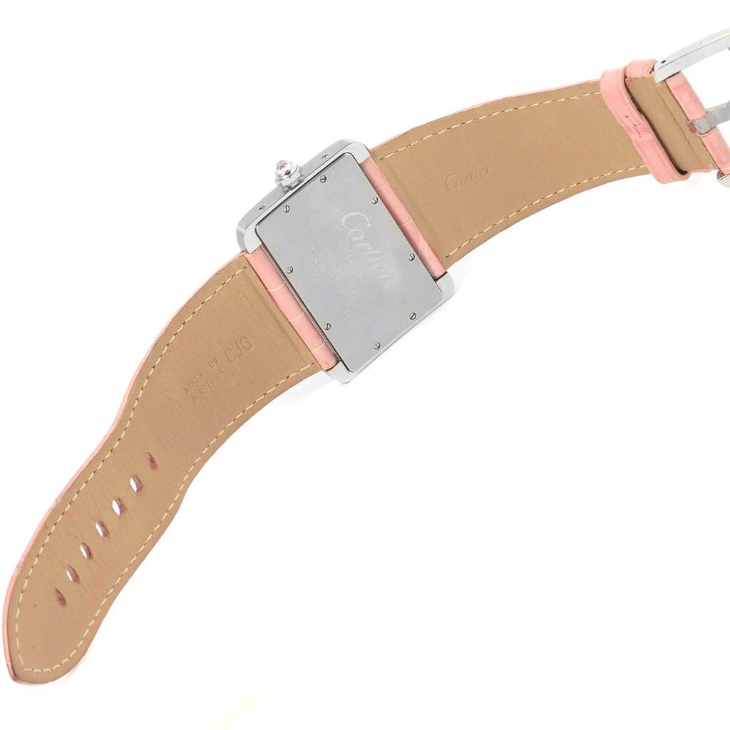 The image shows the back and the leather strap of a Tank Divan model by Cartier, highlighting its clasp and inscriptions.