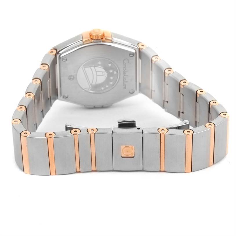 The image shows the back and clasp of the Omega 123.25.27.60.55.009 Women
s Steel and Gold (two tone) Mother of Pearl Dial 123.25.27.60.55.009 Women
s Steel and Gold (two tone) Mother of Pearl Dial Constellation Diamond Steel Rose Gold Watch 123.25.27.60.55.009.