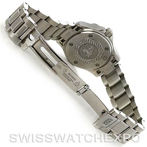 The image shows the clasp, bracelet, and case back of the Omega 2224.80.00 Women
s Stainless Steel Blue Dial 2224.80.00 Women
s Stainless Steel Blue Dial Seamaster Steel Ladies Watch model 2285.80.00.