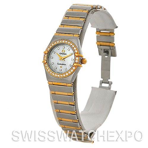 The image shows a side angle of the Omega 1365.75.00 Women
s Steel and Gold (two tone) Mother of Pearl Dial 1365.75.00 Women
s Steel and Gold (two tone) Mother of Pearl Dial Constellation My Choice Steel Gold Diamond Mini 1365.75.00, highlighting the band and face.
