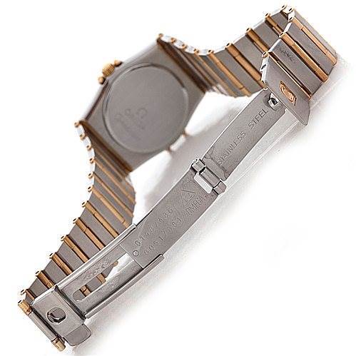 The image displays the back and clasp of the Omega 1267.10.00 Women
s Steel and Gold (two tone) Black Dial 1267.10.00 Women
s Steel and Gold (two tone) Black Dial Constellation Diamond Mini 1267.10.00 watch, showcasing its stainless steel and gold bracelet.