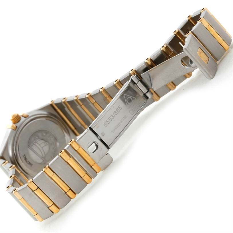 The image shows the clasp and part of the band of the Omega 1267.75.00 Women
s Steel and Gold (two tone) Mother of Pearl Dial 1267.75.00 Women
s Steel and Gold (two tone) Mother of Pearl Dial Constellation My Choice Steel Gold Diamond Watch 1267.75.00 model.