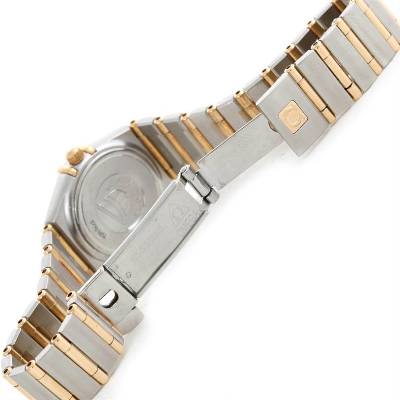 This image shows the back and bracelet of the Omega 1267.75.00 Women
s Steel and Gold (two tone) Mother of Pearl Dial 1267.75.00 Women
s Steel and Gold (two tone) Mother of Pearl Dial Constellation My Choice Steel Gold Diamond Watch 1267.75.00, with clasp details.