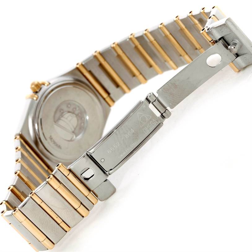 This image shows the back and clasp of an Omega 1277.70.00 Women
s Steel and Gold (two tone) Mother of Pearl Dial 1277.70.00 Women
s Steel and Gold (two tone) Mother of Pearl Dial Constellation My Choice Steel Gold Diamond Watch 1277.70.00.