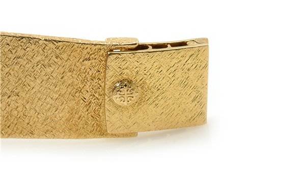 The image shows a close-up of the clasp of a Patek Philippe 3845/2 YEAR 1978 Yellow Gold Black Dial 3845/2 YEAR 1978 Yellow Gold Black Dial Vintage Men 18k y Gold Elipse 3845/2 Year 1978 watch.