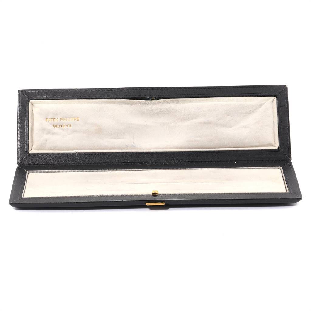 The image shows an open Patek Philippe Vintage watch case from a top-down angle.