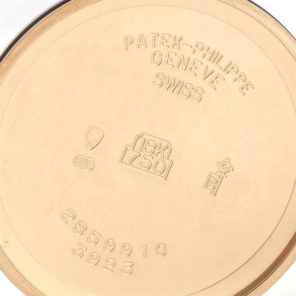 This image shows the case back of a Patek Philippe Calatrava 3923 Men
s Yellow Gold Silver Dial 3923 Men
s Yellow Gold Silver Dial watch, displaying engravings and gold hallmarks.