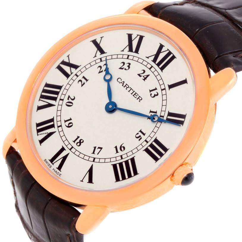 The image shows a Cartier Ronde W6800251 Men
s Rose Gold Silver Dial W6800251 Men
s Rose Gold Silver Dial watch angled slightly to the left, displaying its face with Roman numerals and leather strap.
