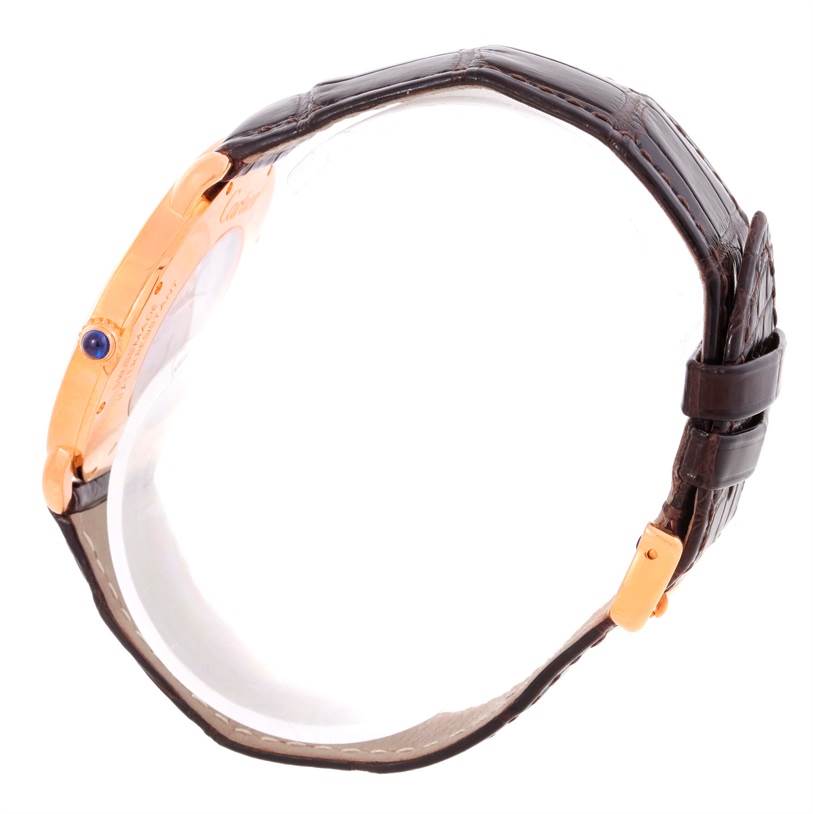 This side view of the Cartier Ronde W6800251 Men
s Rose Gold Silver Dial W6800251 Men
s Rose Gold Silver Dial watch highlights the crown, strap, and casing.