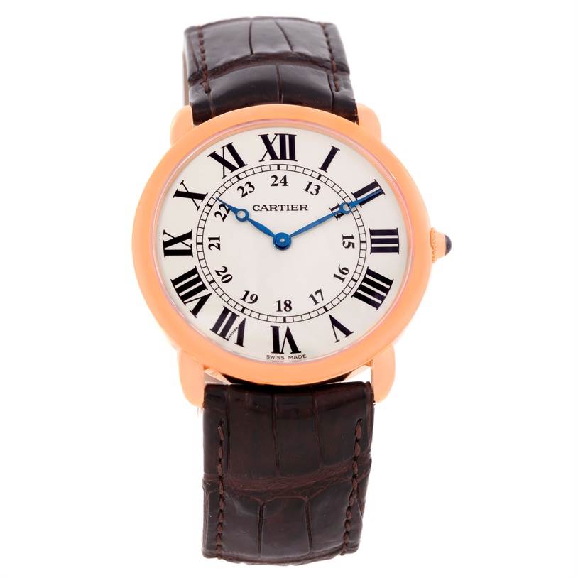 This Cartier Ronde W6800251 Men
s Rose Gold Silver Dial W6800251 Men
s Rose Gold Silver Dial model watch is shown from a front angle, displaying its dial, bezel, and leather strap.