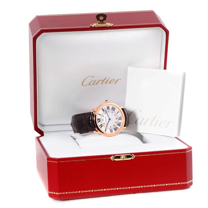 The image shows the Cartier Ronde W6800251 Men
s Rose Gold Silver Dial W6800251 Men
s Rose Gold Silver Dial watch in an open red Cartier box, alongside a booklet.