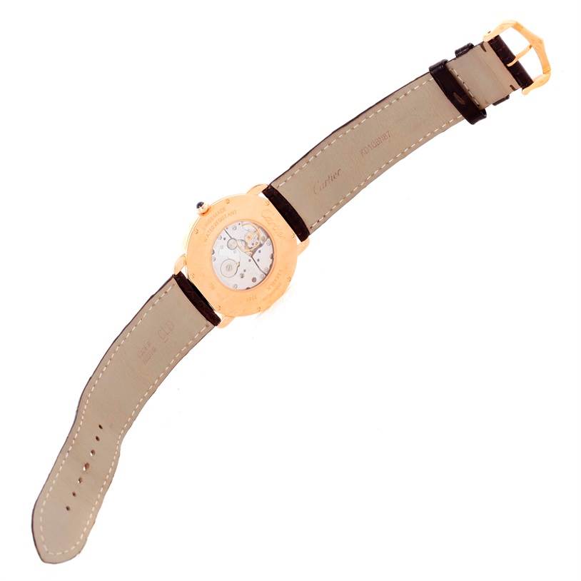 This is a rear view of the Cartier Ronde W6800251 Men
s Rose Gold Silver Dial W6800251 Men
s Rose Gold Silver Dial model watch, showcasing its mechanism and leather strap.