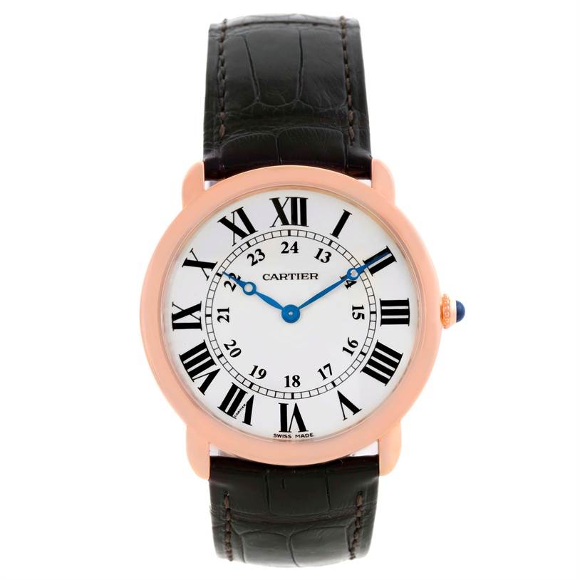 This image shows a Cartier Ronde W6800251 Men
s Rose Gold Silver Dial W6800251 Men
s Rose Gold Silver Dial model watch from the front, featuring its dial, Roman numerals, and leather strap.