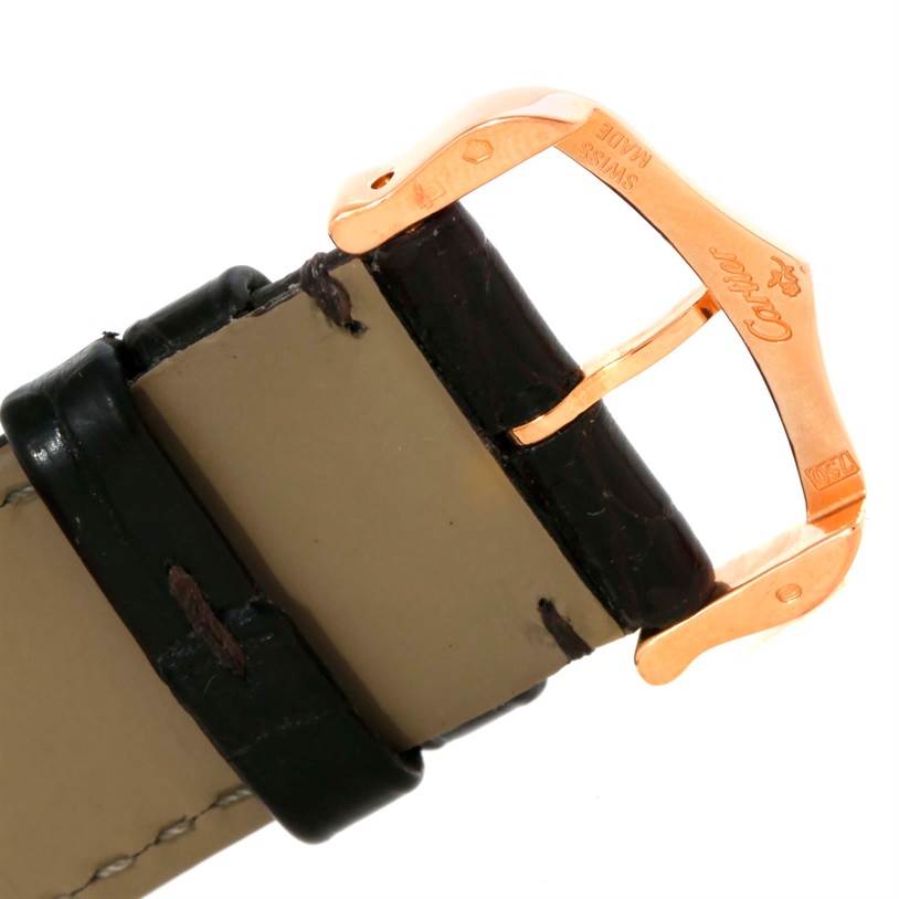 This image shows a close-up of the buckle and strap of a Cartier Ronde W6800251 Men
s Rose Gold Silver Dial W6800251 Men
s Rose Gold Silver Dial watch.