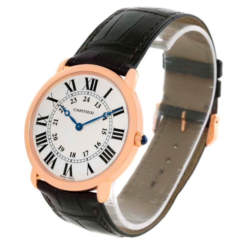This image shows a Cartier Ronde W6800251 Men
s Rose Gold Silver Dial W6800251 Men
s Rose Gold Silver Dial watch at a three-quarter angle displaying its face, leather strap, and side crown.