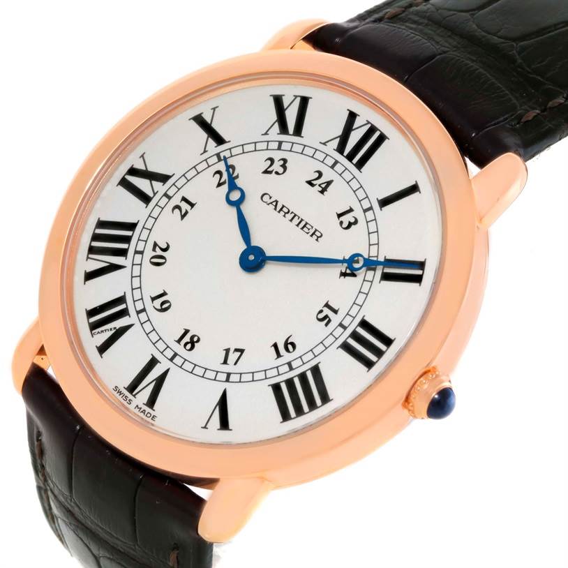 The close-up angle shows the Cartier Ronde W6800251 Men
s Rose Gold Silver Dial W6800251 Men
s Rose Gold Silver Dial watch
s face, with its Roman numerals, blue hands, and part of the black leather strap.