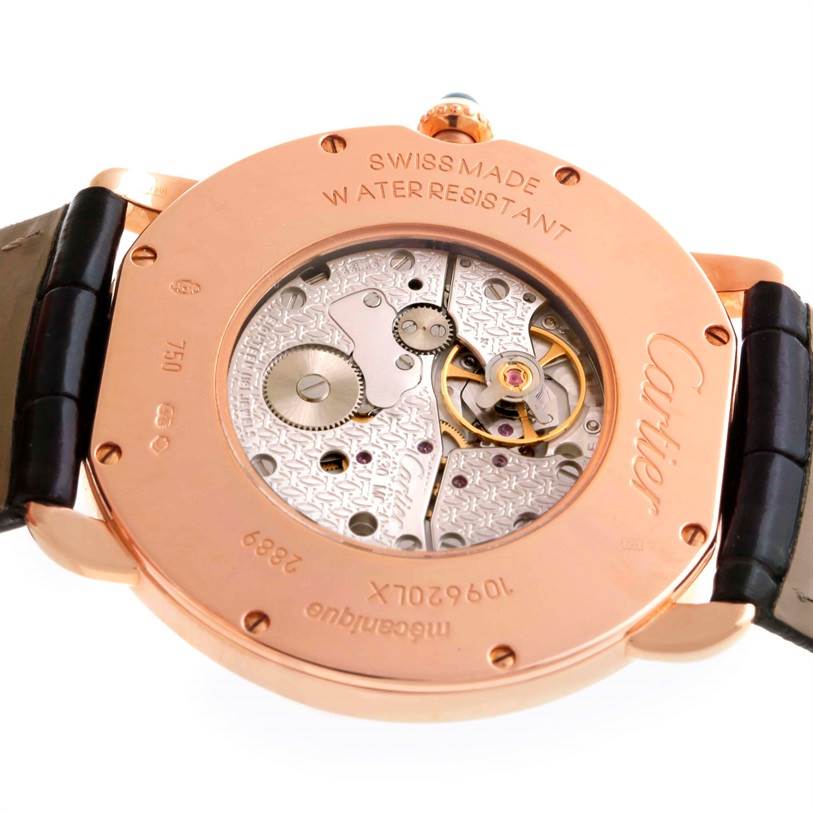 The image shows the back view of the Cartier Ronde W6800251 Men
s Rose Gold Silver Dial W6800251 Men
s Rose Gold Silver Dial watch, revealing its internal mechanics and inscriptions on the case.