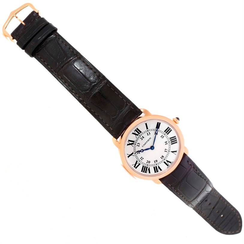 The Cartier Ronde W6800251 Men
s Rose Gold Silver Dial W6800251 Men
s Rose Gold Silver Dial watch is shown from a top-down angle, displaying the face and leather strap.