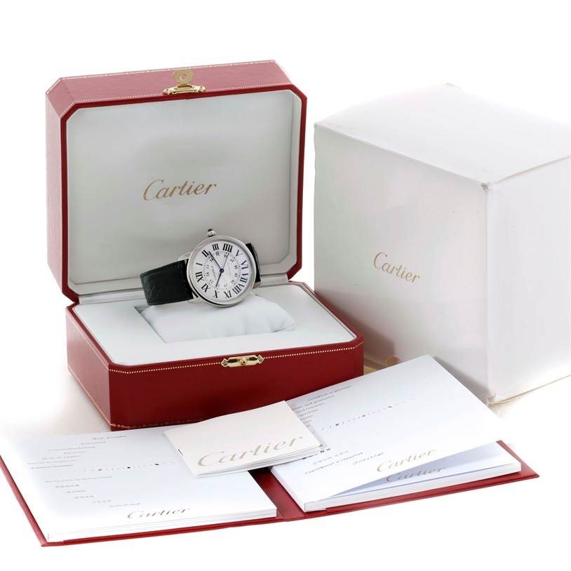 The Cartier Ronde W6701010 Men
s Stainless Steel Silver Dial W6701010 Men
s Stainless Steel Silver Dial watch is shown in its open red box, along with documents and a white outer box.