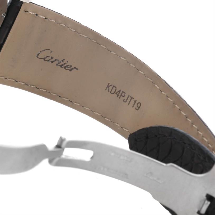 This image shows a close-up view of the leather strap and clasp of a Cartier Ronde W6701010 Men's Stainless Steel Silver Dial W6701010 Men's Stainless Steel Silver Dial watch.