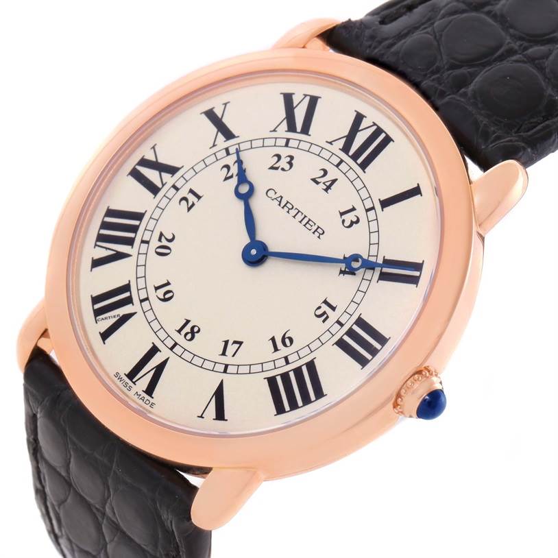 This Cartier Ronde W6800251 Men's Rose Gold Silver Dial W6800251 Men's Rose Gold Silver Dial watch is shown at a slight angle, displaying its face, crown with blue cabochon, and black leather strap.