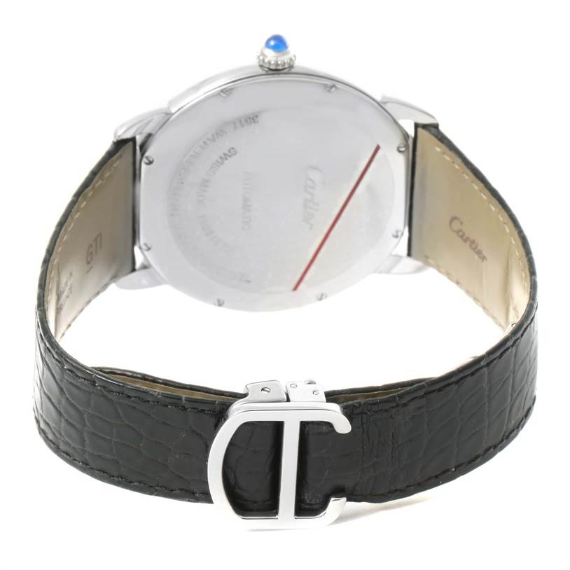 The photo shows the back view of a Cartier Ronde W6701010 Men
s Stainless Steel Silver Dial W6701010 Men
s Stainless Steel Silver Dial watch, highlighting the case back, clasp, and strap.