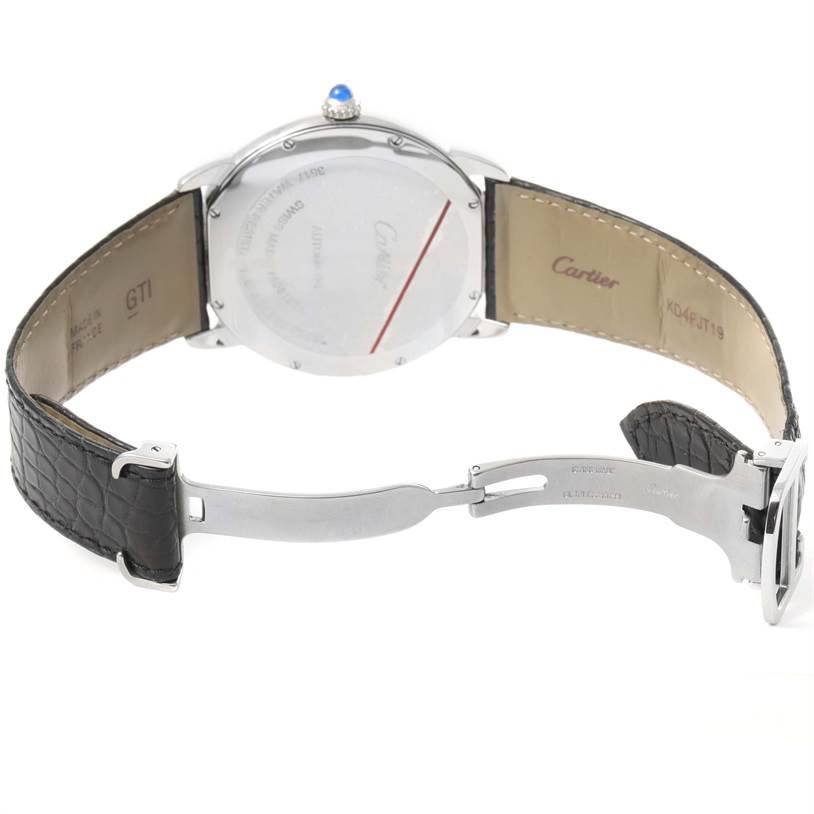 The Cartier Ronde W6701010 Men
s Stainless Steel Silver Dial W6701010 Men
s Stainless Steel Silver Dial watch is shown from the backside, displaying its strap, clasp, and case back.