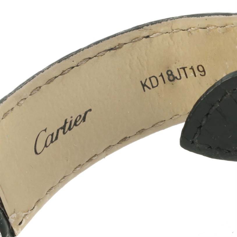 The image shows a close-up of the inner side of a leather strap for the Ronde model by Cartier, featuring the brand
s logo and a serial number.