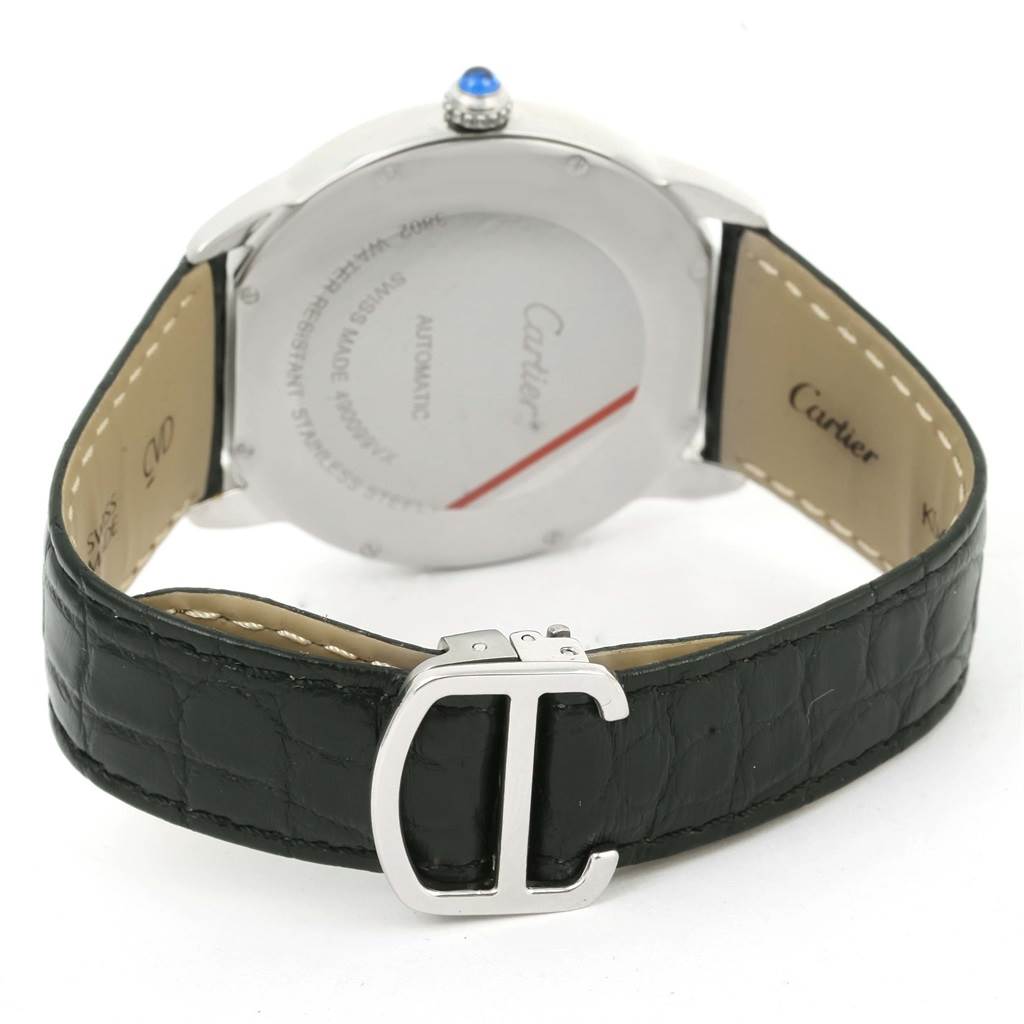 The image shows the back and clasp of the Cartier Ronde W6701010 Men
s Stainless Steel Silver Dial W6701010 Men
s Stainless Steel Silver Dial model watch, highlighting the leather strap and crown with a blue cabochon.